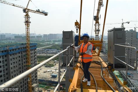 塔吊女司机独居济南为家庭拼搏 海报新闻