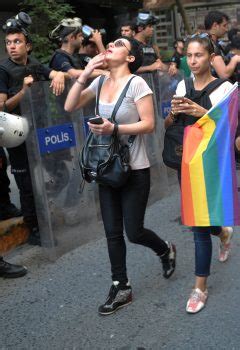 A Istanbul la Gay Pride dégénère avec l intervention de la police