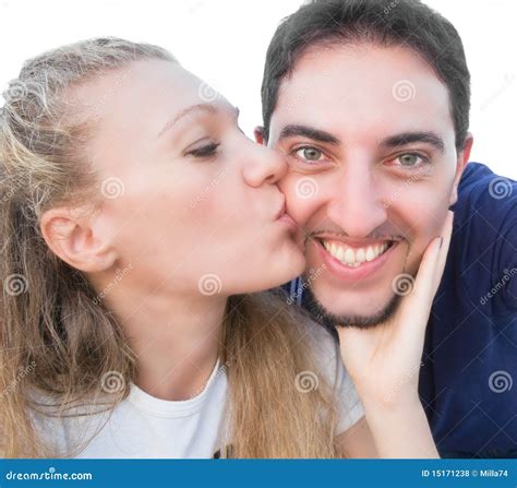 Mulher Que Beija Um Homem De Sorriso Foto De Stock Imagem De Fundo Perfil 15171238