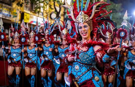 Paterna Se Llena De Ritmo Y Color Con Los Desfiles De Las Comparas De