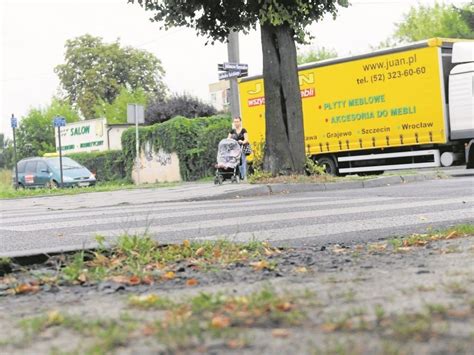 Ten chodnik na bydgoskim Szwederowie jest jak tor przeszkód Gazeta