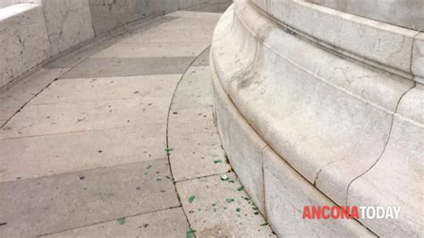 Bottiglie Di Vetro Rotte E Lattine Vuote Degrado Al Monumento Del