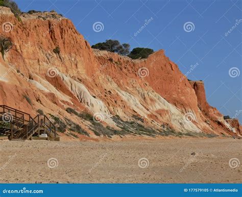 Fal Sias Na Praia Da Fal Sia Em Albufeira Algarve Portugal Imagem De