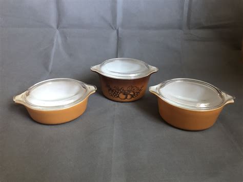 Vintage Pyrex Old Orchard Brown Round Casserole Dishes W Clear Glass Lids 1 Qt 1 Pt 1 12 Pt