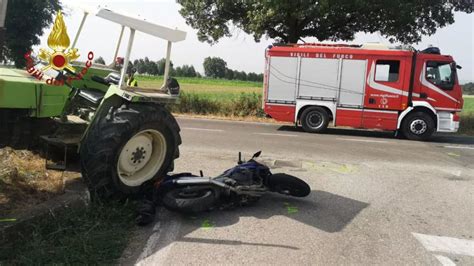 Padova Tenta Il Sorpasso In Moto Ma Finisce Contro Un Trattore E Muore