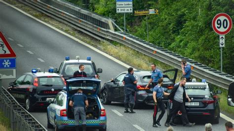 Speronano I Carabinieri E Scappano A Folle Velocit Arrestato Un