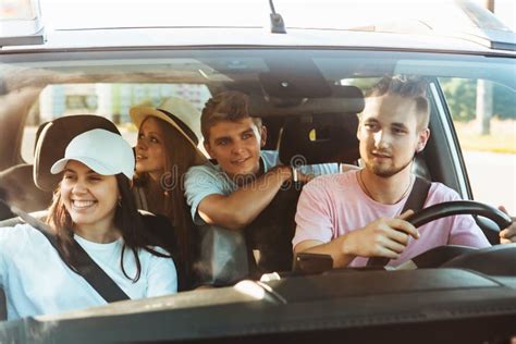 Grupo De Amigos En Auto Concepto De Viaje Por Carretera Vacaciones De