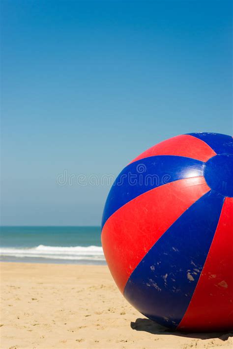 Esfera De Praia Gigante Inflável Foto de Stock Imagem de grande