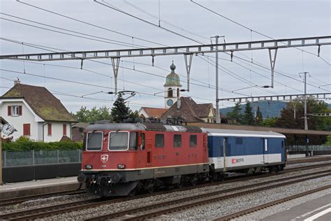 Gefängniszug mit der Re 4 4 II 11147 und dem St 50 85 89 33 901 1