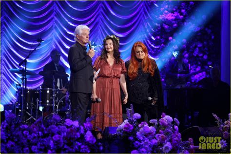 Wynonna Judd Says The Judds Tour She & Mom Naomi Planned Will Go On ...