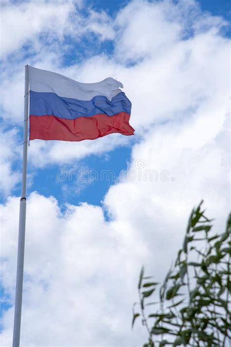 Bandera Tricolor Rusa Ondeando En El Viento Contra Un Cielo Nublado