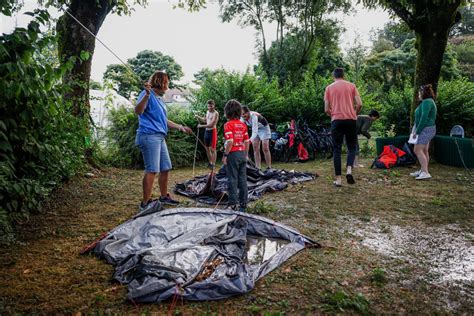 Intempéries Arbre Foudroyé Camping Dans La Boue Les Tristes Images