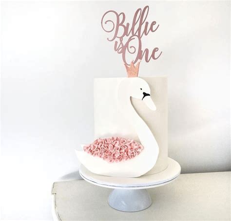 Love This Sweet Swan Cake See More Swan Cakes On B Lovely Events Lake