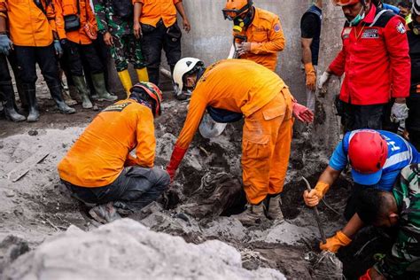 Kisah Haru Di Balik Erupsi Gunung Semeru Rumini Dan Ibunya Meninggal