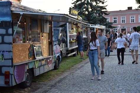 W Nowym Tomyślu rozpoczął się Festiwal Food Trucków W piątkowy wieczór