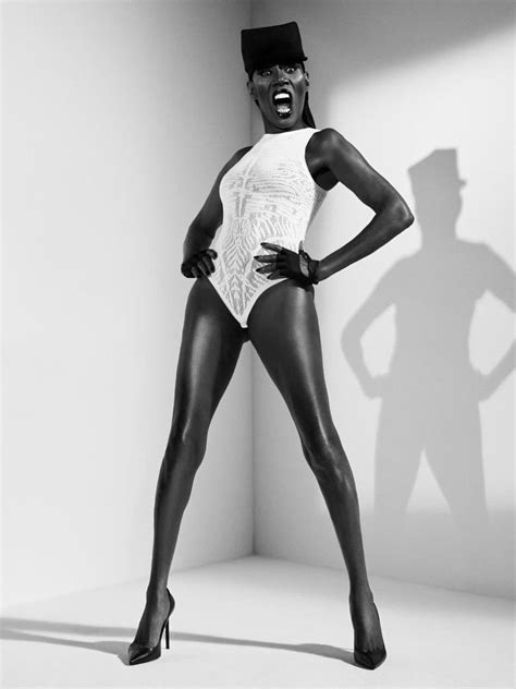 A sus 74 años Grace Jones impacta con épica sesión de fotos Rock Pop