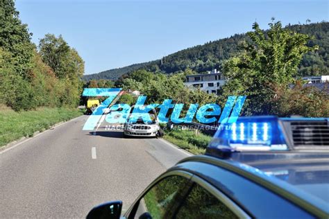 Crash Bei Berholman Ver Feuerwehr Muss J Hrigen Aus Deformiertem