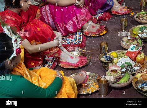 Mädchen Kleiden Sich Als Göttin Durga Während Sie Am 22 Oktober 2023 An Kumari Puja Ritualen