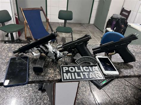 Suspeitos são detidos portando armas de fogo dentro de veículo no