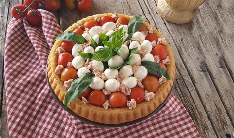 Crostata Salata Morbida Con Tonno Pomodori E Mozzarella