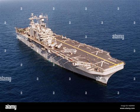 USS Tarawa (LHA-1 Stock Photo - Alamy