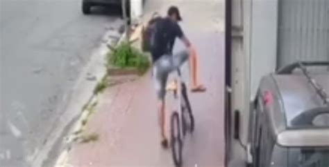 Homem é flagrado furtando bicicleta na Avenida Pedro Lessa em Santos