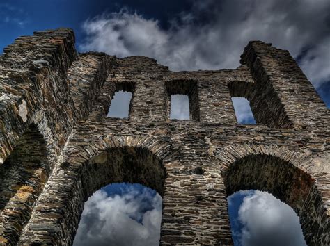 Contadino Scava Nel Suo Terreno E Si Imbatte In Un Antico Forte Romano