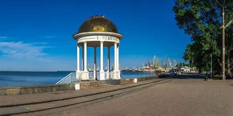 Premium Photo Alcove On The Embankment Of The Sea Of Azov In