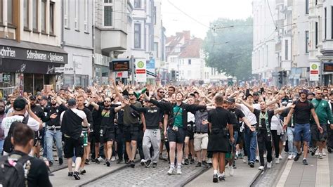 Video Hunderte Werder Bremen Fans Bei Corteo Von Polizei Gestoppt