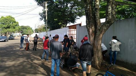 Moradores Protestam Contra O Assassinato De Jovem Direitos Humanos