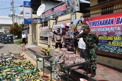 Jelang Idul Fitri Polres Tegal Kota Musnahkan Ribuan Botol Miras Dan