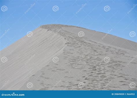 Pegadas Na Duna De Areia Imagem De Stock Imagem De Monte