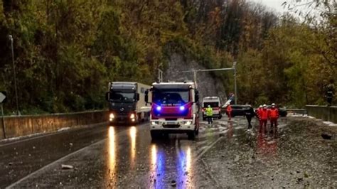 Frana Sulla Statale 36 Lecco Ballabio Massi In Strada Colpita Un Auto