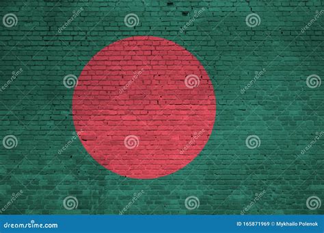 Bangladesh Flag Depicted in Paint Colors on Old Brick Wall 砖墙砌体大背景上的有纹理