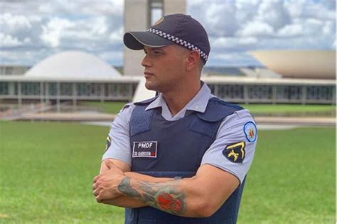 Absurdo protagonista de beijo gay em formatura da PM pede desligamento do cargo após