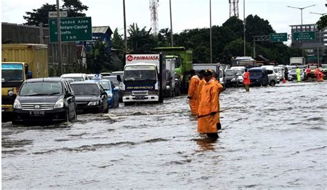 Tol Pondok Aren Arah Serpong Ditutup Akibat Banjir KBK Kantor