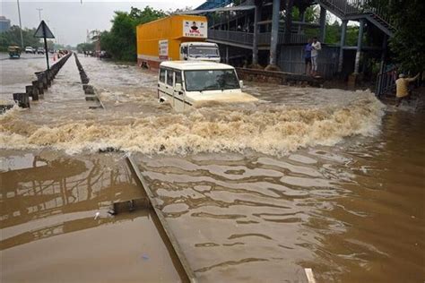 Inde Au Moins 15 Morts Dans Des Inondations Et Des Glissements De Terrain