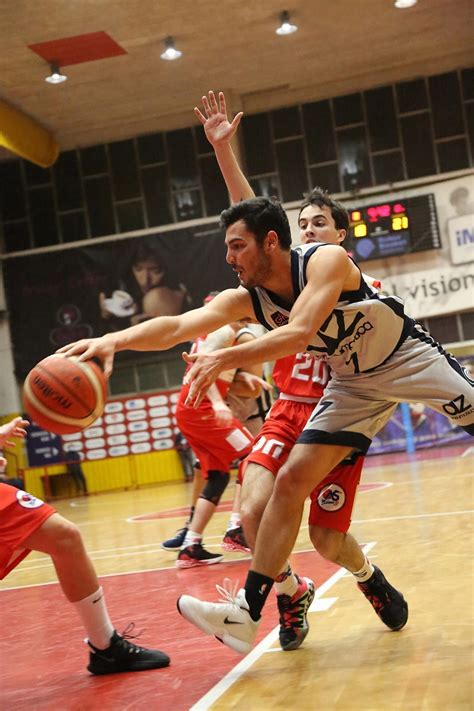 Basket C Gold L Az Saronno Ri Schianta Milano Il Saronno