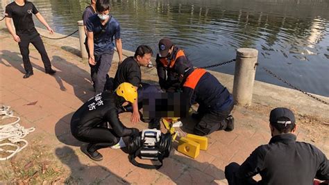 高雄愛河驚傳女子落水！路人急call消防隊求援 目前已到院搶救中 社會 三立新聞網 Setn