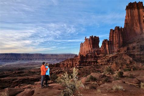 Coppie Avventurose Che Fanno Schizzare Nel Deserto Dai Muri Dell