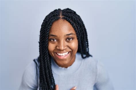 Mujer Afroamericana De Pie Sobre Fondo Azul Sonriendo Y Riendo Fuerte