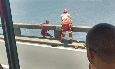 Homem é Resgatado Da Mureta Da Ponte Rio Niterói Após 30 Minutos De