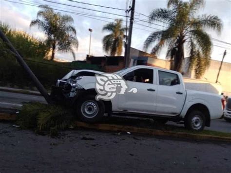 Camioneta choca y derriba poste en Ixtaczoquitlán 2 heridos