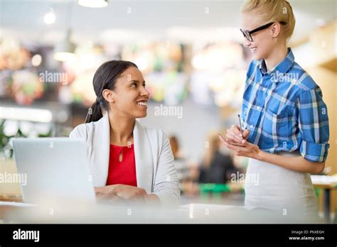 Blonde kellnerin Fotos und Bildmaterial in hoher Auflösung Alamy