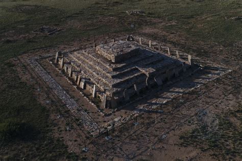 Des Arch Ologues D Couvrent Une Pyramide Construite Il Y A Plus De