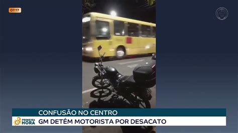 30 08 22 Homem suspeito de desacatar guardas municipais é levado à