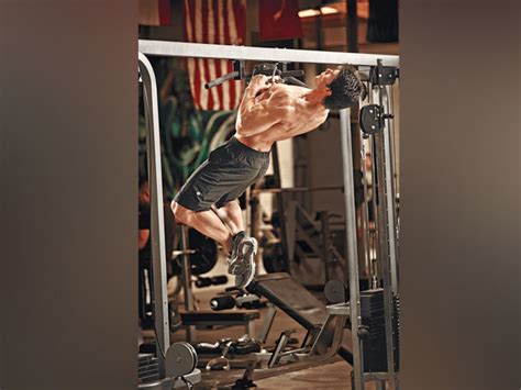 How To Do An Arched Back Pullup Mens Journal