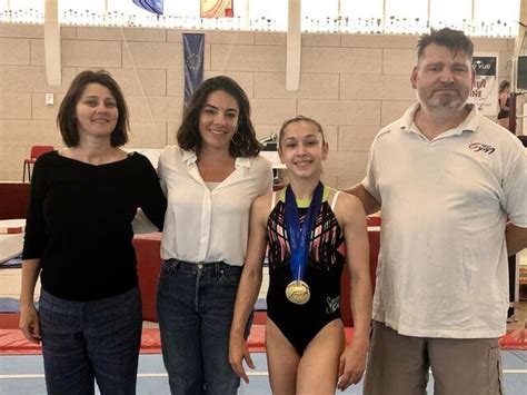 Gymnastique Youna Dufournet Accompagne Carolann H Duit Vers Les