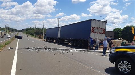 Caminhão derruba poste de energia e provoca colisão de carro na BR 343