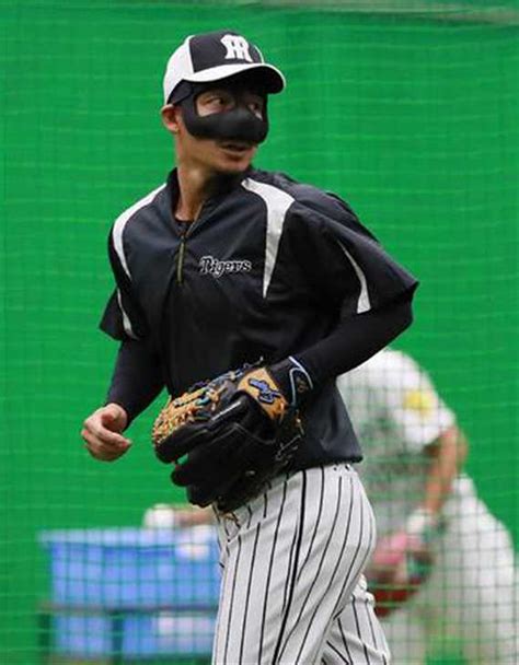 阪神・鳥谷、黒いフェースガード姿で練習 「見ている方が違和感はあるでしょう。視界は良好です」 サンスポ